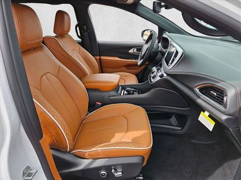 New 2026 Chrysler Pacifica Pinnacle FWD image 17