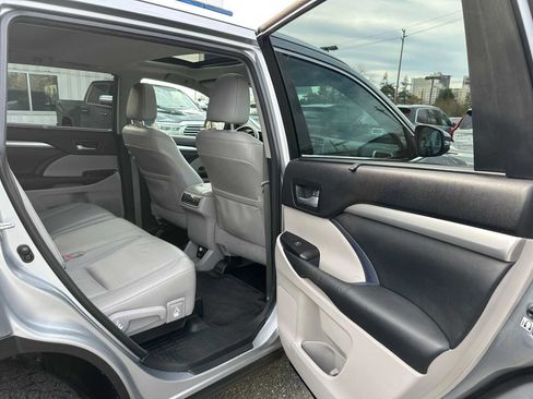 Used 2014 Toyota Highlander XLE image 13