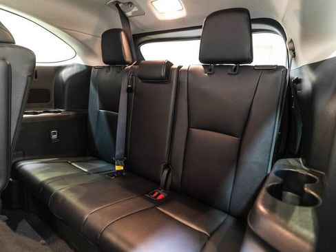 Used 2022 Toyota Highlander XLE AWD/4WD image 34