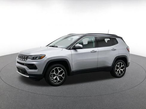 Used 2025 Jeep Compass Limited AWD/4WD image 3
