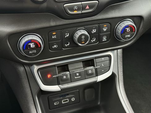 Used 2024 GMC Terrain SLT image 22