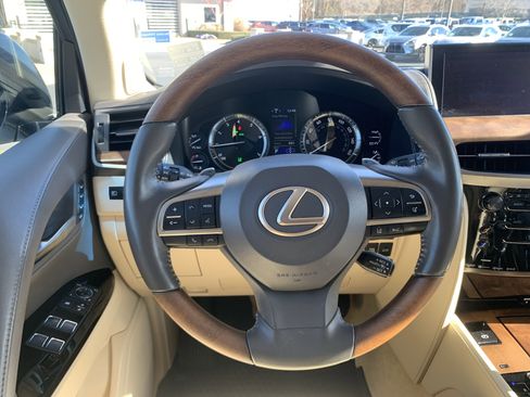 Used 2020 Lexus LX 570 4WD w/ 3rd Row & Luxury Pkg image 18
