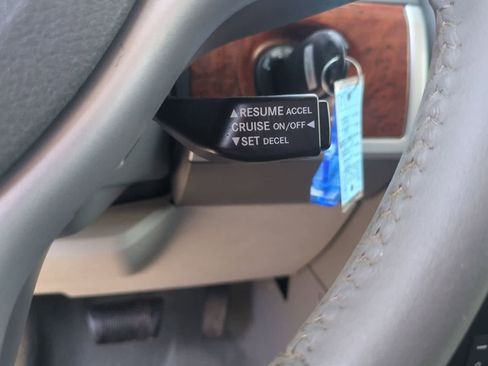 Used 2008 Chrysler Town & Country Touring FWD image 20