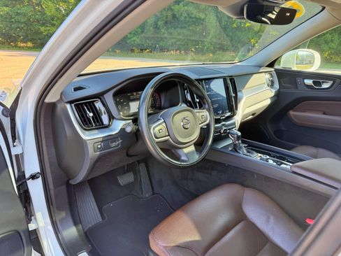 Used 2020 Volvo XC60 T5 Momentum w/ Protection Package Premier AWD/4WD image 13