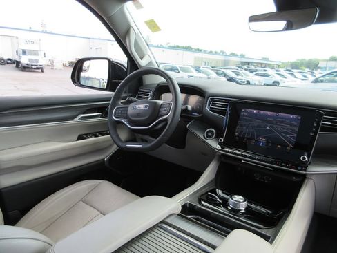 Used 2023 Jeep Wagoneer Series II w/ Premium Group I AWD/4WD image 28