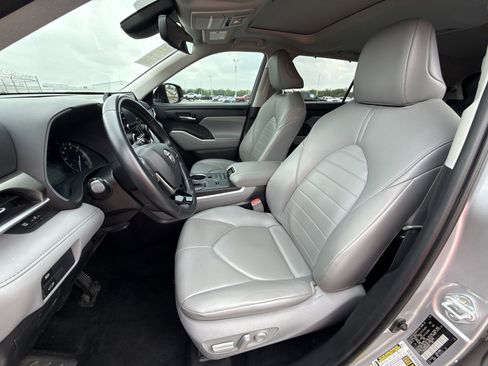 Used 2021 Toyota Highlander XLE FWD image 13