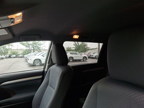 Used 2015 Toyota Highlander LE AWD/4WD image 24
