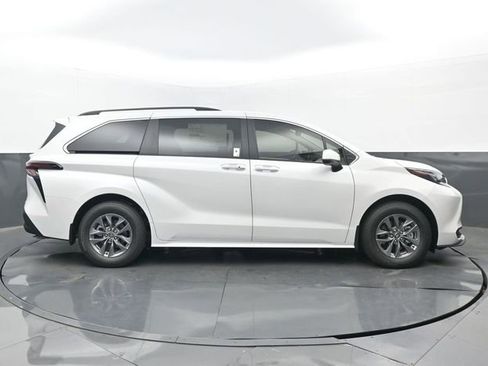 New 2026 Toyota Sienna XLE FWD image 2