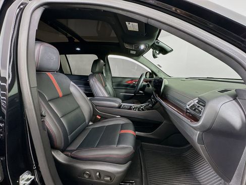 Used 2025 Chevrolet Traverse RS image 32