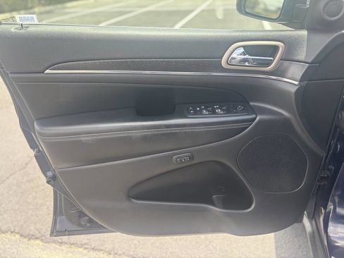 Used 2017 Jeep Grand Cherokee Limited w/ Luxury Group II AWD/4WD image 10