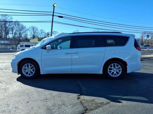 Used 2022 Chrysler Pacifica Touring-L image 6