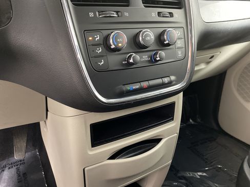 Used 2018 Dodge Grand Caravan SE w/ UConnect Hands-Free Group FWD image 28