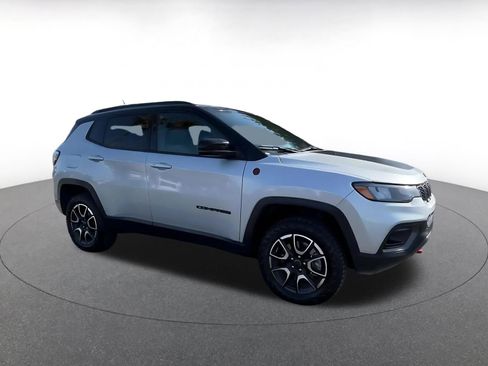 Used 2025 Jeep Compass Trailhawk AWD/4WD image 2