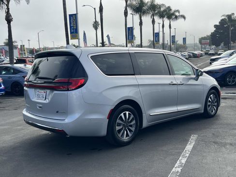 Used 2022 Chrysler Pacifica Limited w/ Uconnect Theater Family Group image 29