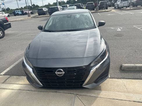 Used 2025 Nissan Altima 2.5 SV FWD image 2