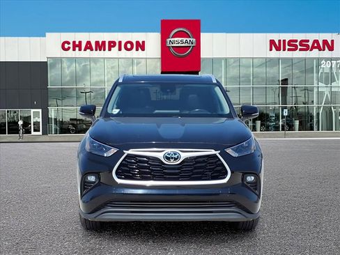 Used 2023 Toyota Highlander XLE image 2