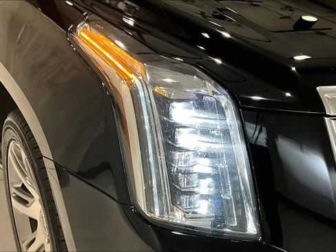 Used 2018 Cadillac Escalade Luxury image 30