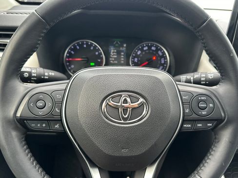 Used 2019 Toyota RAV4 XLE Premium image 25