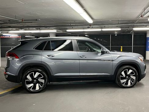 Certified 2025 Volkswagen Atlas Cross Sport SE w/ Panoramic Sunroof Package AWD/4WD image 40