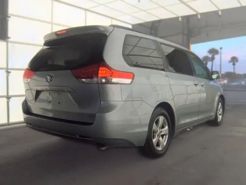 Used 2014 Toyota Sienna LE FWD image 3