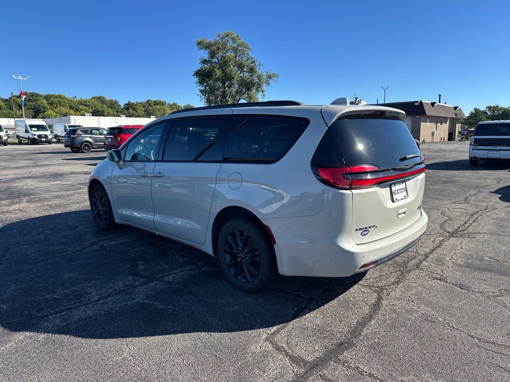 Used 2021 Chrysler Pacifica Limited w/ S Appearance Package AWD/4WD image 7