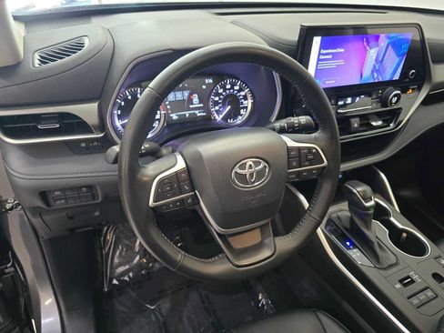 Used 2023 Toyota Highlander XLE AWD/4WD image 2