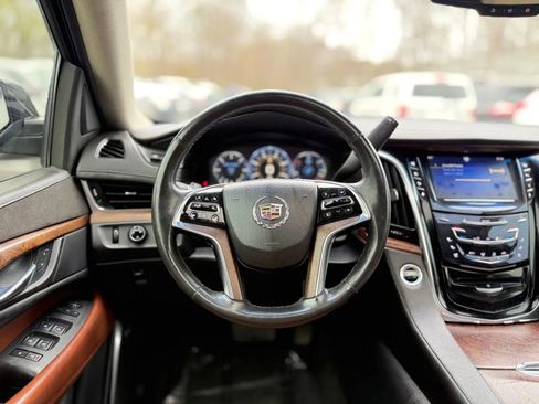 Used 2015 Cadillac Escalade Premium image 30