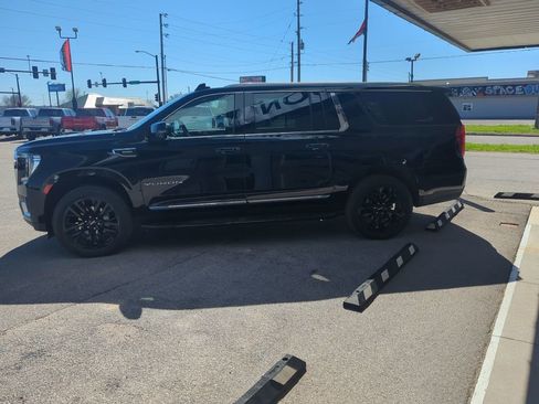 Used 2024 GMC Yukon XL SLT w/ SLT Premium Package AWD/4WD image 3