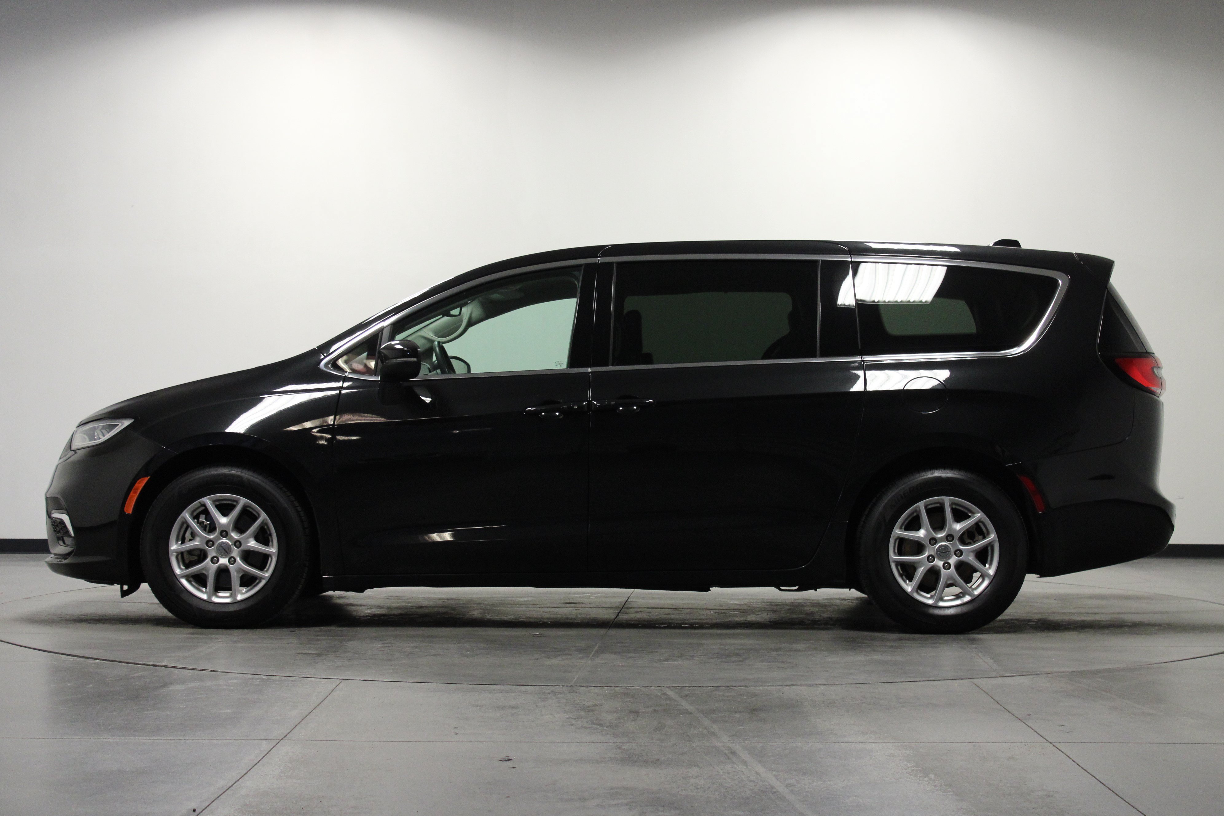 Used 2023 Chrysler Pacifica Touring-L FWD image 7