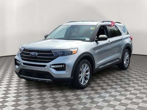 Used 2023 Ford Explorer XLT w/ Equipment Group 202A RWD image 3
