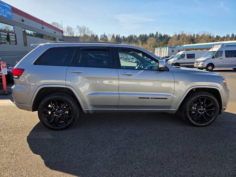 Used 2020 Jeep Grand Cherokee Altitude AWD/4WD image 8