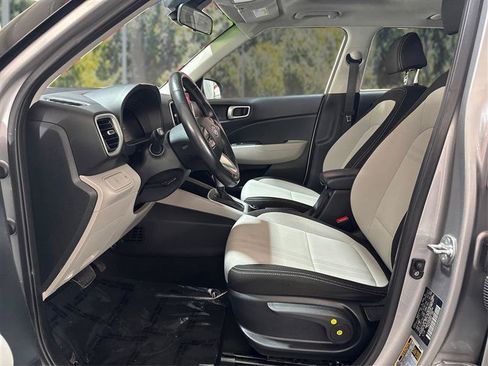 Used 2024 Hyundai Venue SEL FWD image 9