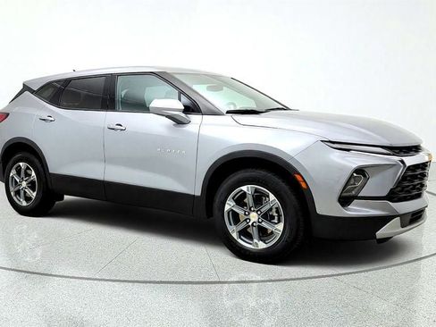 Used 2025 Chevrolet Blazer LT FWD image 3