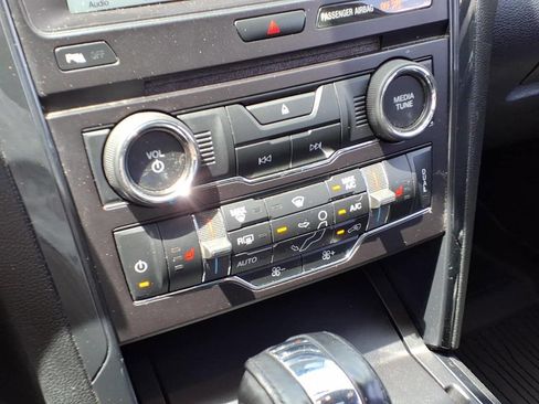 Used 2018 Ford Explorer XLT w/ Equipment Group 202A FWD image 14