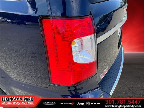 Used 2015 Chrysler Town & Country Touring w/ Driver Convenience Group FWD image 22
