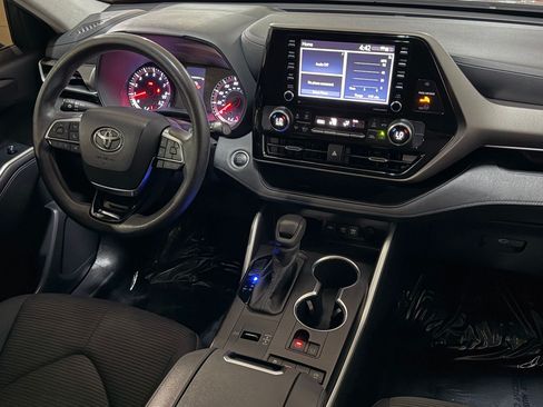 Used 2020 Toyota Highlander L FWD image 3