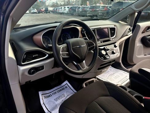 Used 2018 Chrysler Pacifica LX image 13