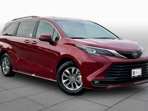 Certified 2026 Toyota Sienna XLE FWD image 3