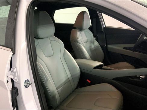 Used 2025 Hyundai Elantra Limited image 7