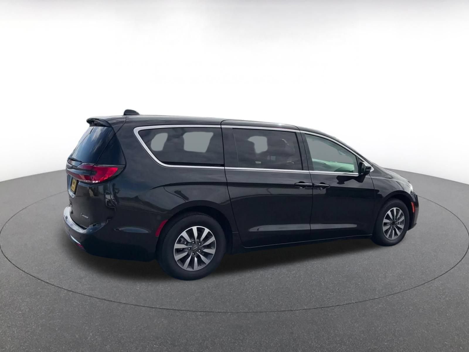 Used 2023 Chrysler Pacifica Touring-L FWD image 13
