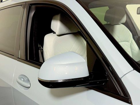 Certified 2023 BMW X7 xDrive40i w/ M Sport Package image 31