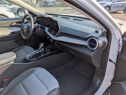 Used 2025 Chevrolet Trax LT image 35