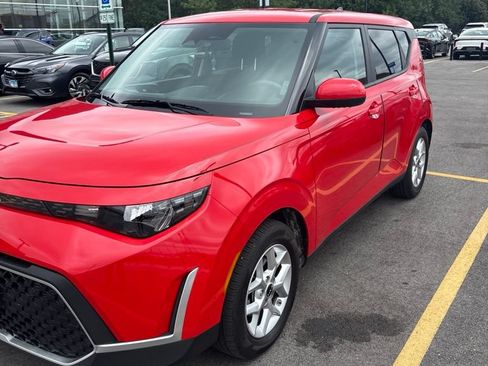 Used 2025 Kia Soul LX w/ LX Technology Package FWD image 2