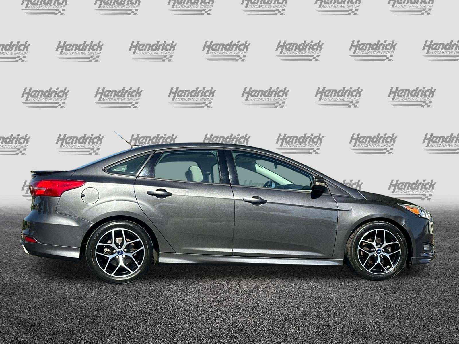 Used 2015 Ford Focus SE w/ SE Sport Package FWD image 3