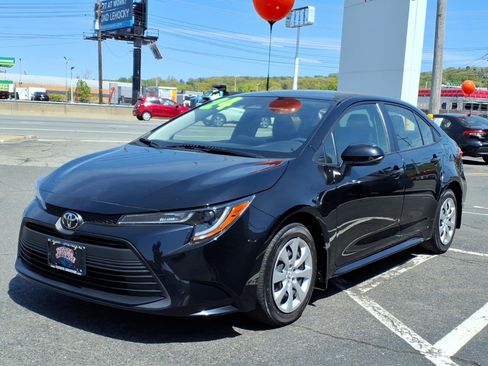Used 2024 Toyota Corolla LE FWD image 3
