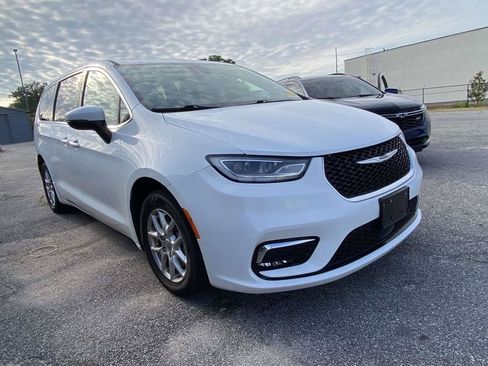 Used 2023 Chrysler Pacifica Touring-L FWD image 1