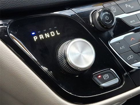 Used 2023 Chrysler Pacifica Touring-L image 15