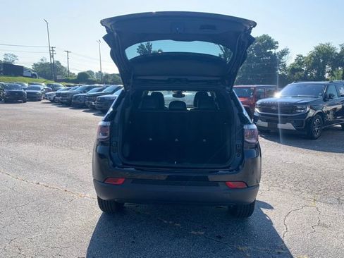 Used 2025 Jeep Compass Latitude w/ Sun & Sound Group AWD/4WD image 8