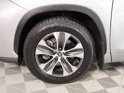 Used 2023 Toyota Highlander XLE FWD image 19