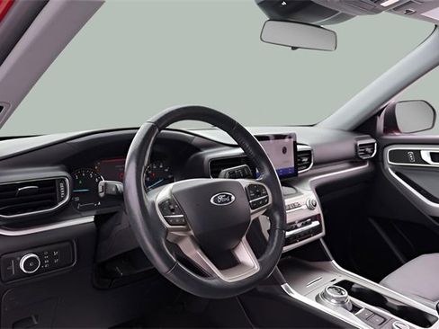 Used 2021 Ford Explorer XLT w/ Equipment Group 202A image 9